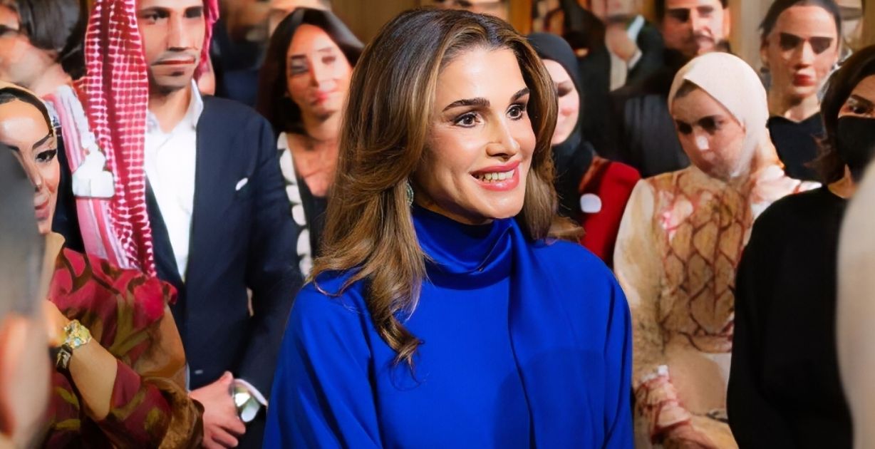 إطلالة الملكة رانيا وأميراتها سلمى وإيمان في زيارة شابات العقبة