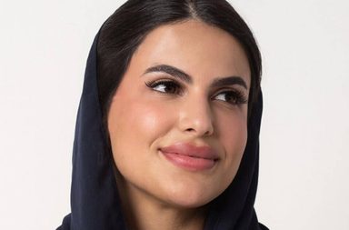 المصممة السعودية كوثر الهريش تخترق عالم الموضة بابتكاراتها الهندسية
