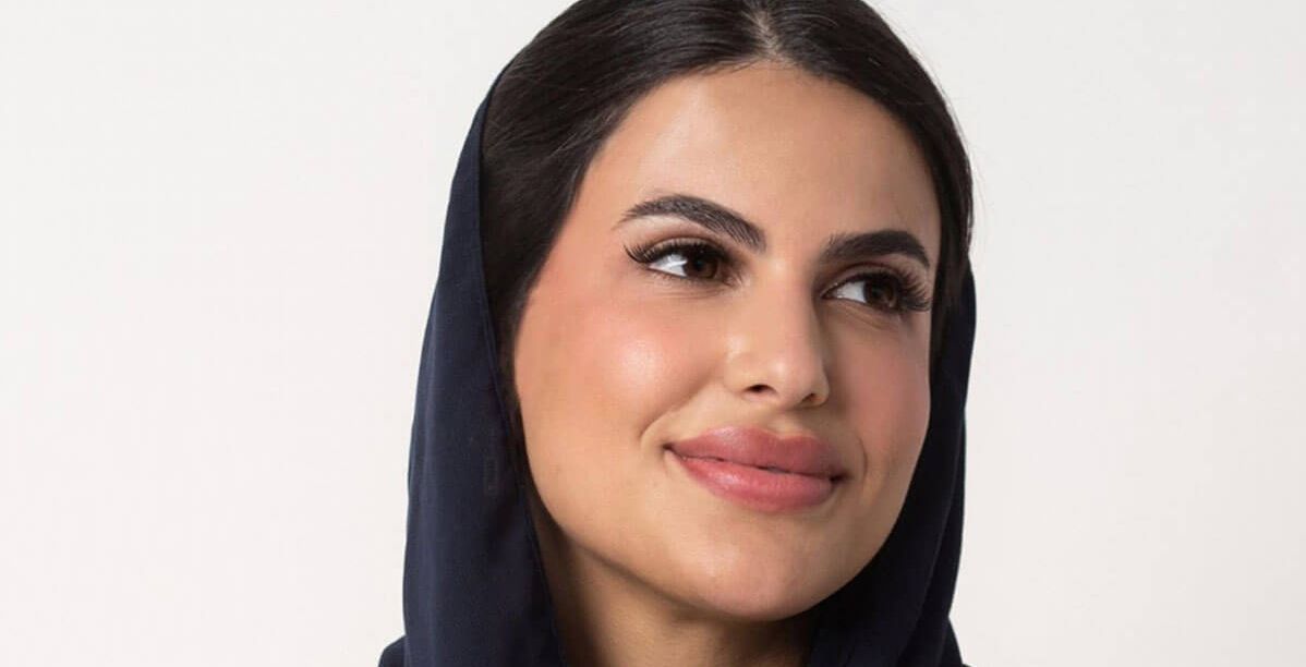 المصممة السعودية كوثر الهريش تخترق عالم الموضة بابتكاراتها الهندسية