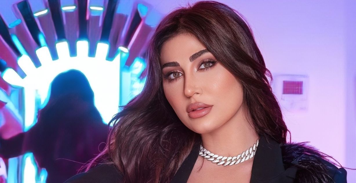 هبة نور تخطف الأنظار بفستان أبيض قصير