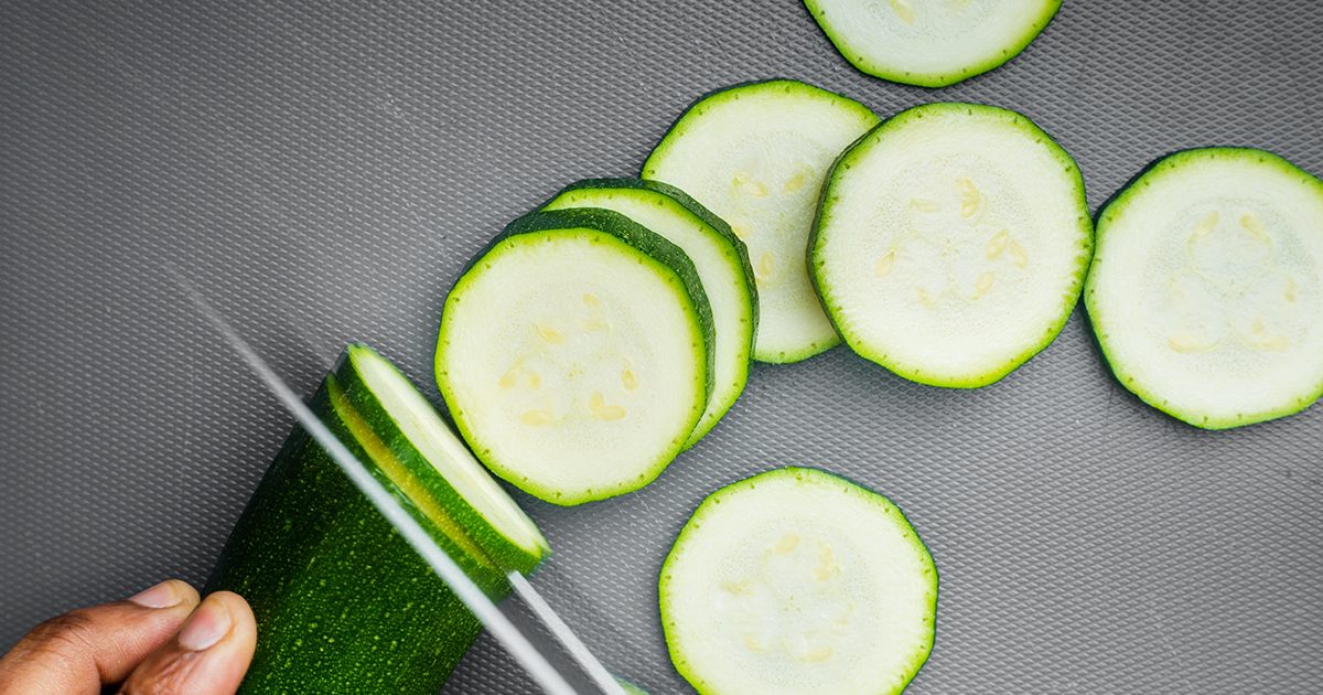 ترطيب الجسم من أهم فوائد الخيار قبل النوم!