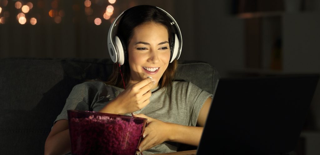 امرأة تشاهد فيلم