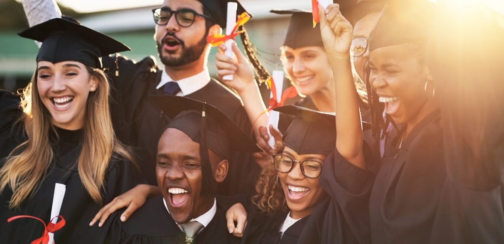 طلاب يحتفلون بتخرجهم