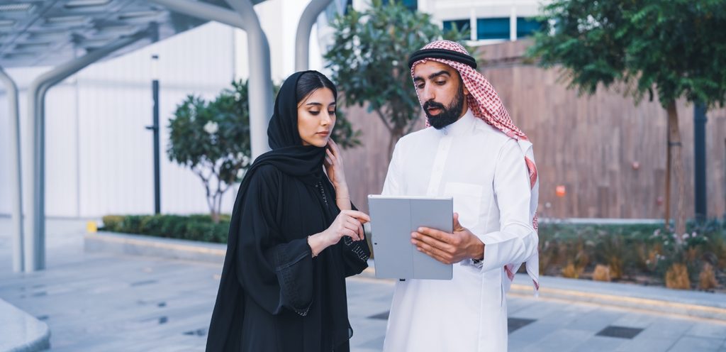 شاب وامرأة يتحدثان
