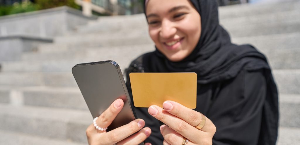 امرأة تستعمل الهاتف