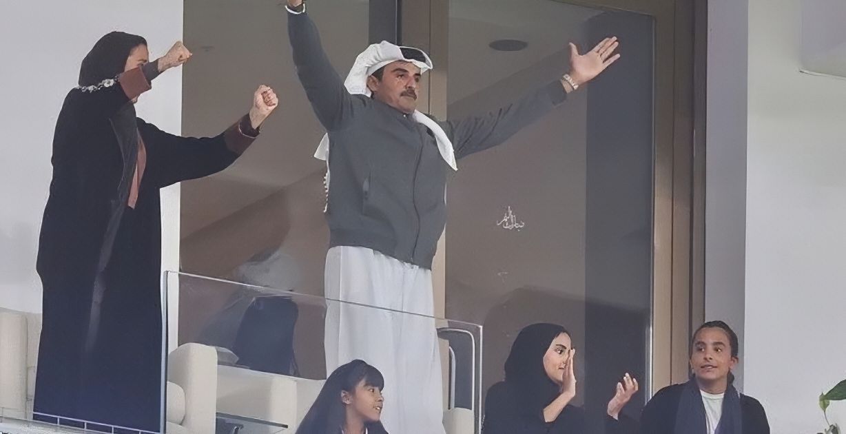 أمير قطر تميم بن حمد والشيخة موزة يدعمان قطر في بلوغه نهائي آسيا