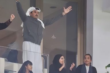 أمير قطر تميم بن حمد والشيخة موزة يدعمان قطر في بلوغه نهائي آسيا