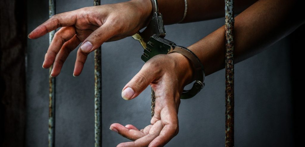 سيدة في السجن