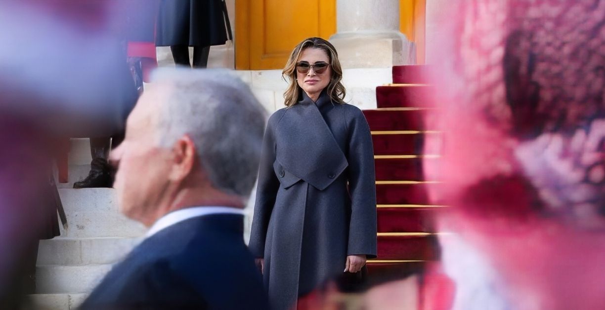 الأسود يسيطر على إطلالة الملكة رانيا والأميرة رجوة من مراسم رفع علم اليوبيل الفضي