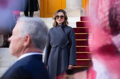 الأسود يسيطر على إطلالة الملكة رانيا والأميرة رجوة من مراسم رفع علم اليوبيل الفضي