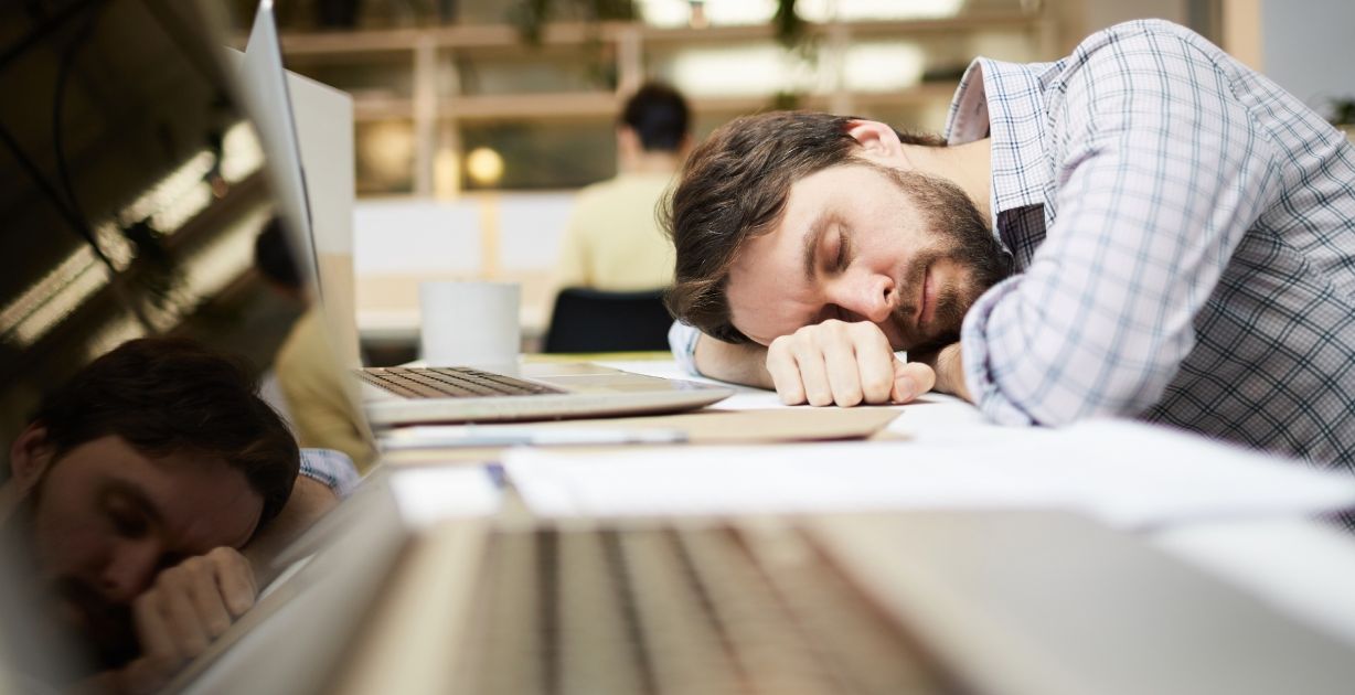 فوائد النوم خلال ساعات العمل والدراسة تفوق التوقعات
