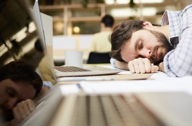 فوائد النوم خلال ساعات العمل والدراسة تفوق التوقعات