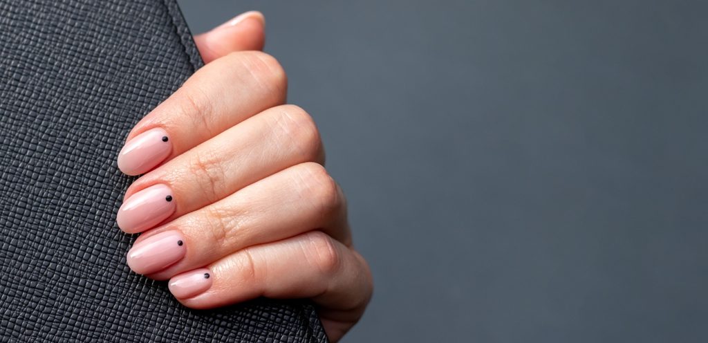 استمتعي بديزاين أظافر أكريليك لإطلالة جذابة وعصرية!