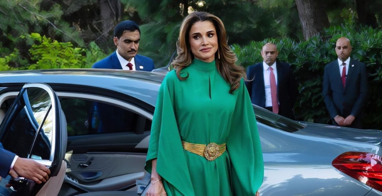 إطلالة غير تقليدية من الملكة رانيا كسرت بها قواعدها الروتينية