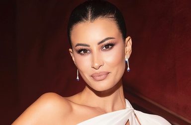 ريم السعيدي تخظف الأظار بأناقتها بالعباءة في دبي