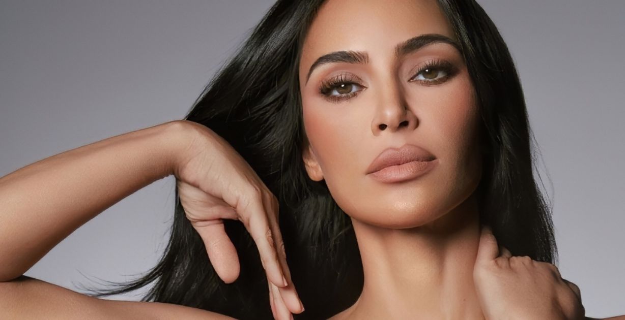 كيم كارداشيان ترتدي فستانًا أسود مع ورقة بالسعر