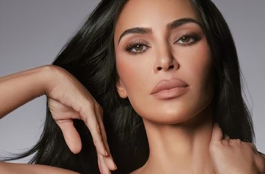 كيم كارداشيان ترتدي فستانًا أسود مع ورقة بالسعر
