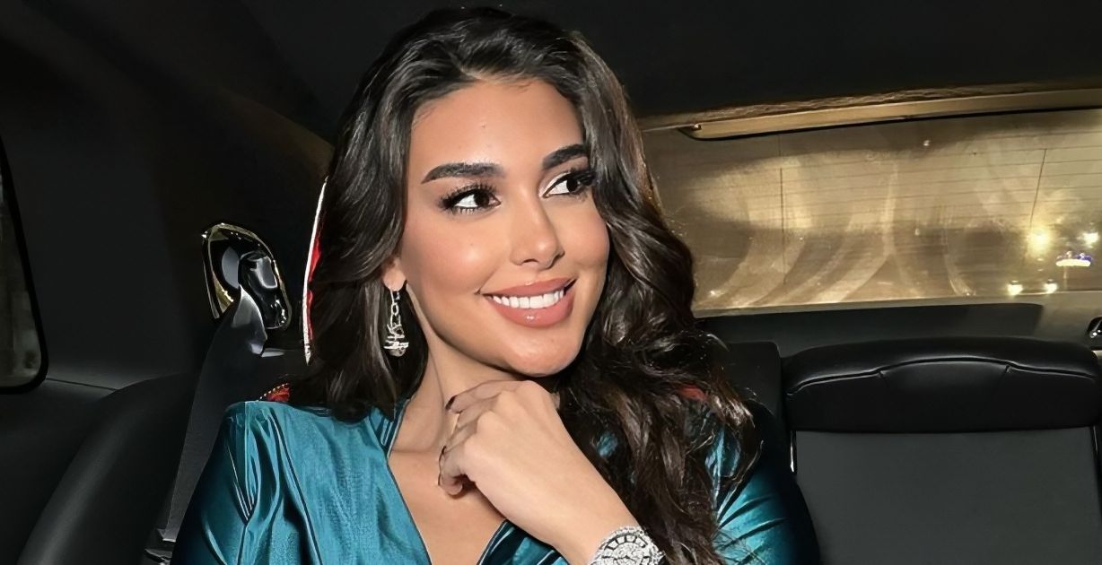 ياسمين صبري بفستان أبيض محتشم يعكس رشاقتها