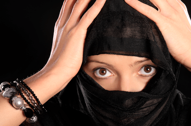 رؤية لبس الحجاب الأسود في المنام للعزباء