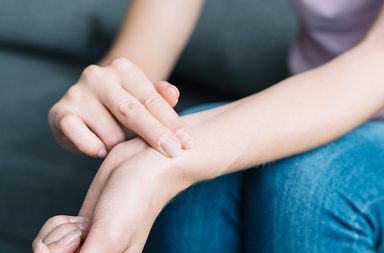 ما هي أشهر أسباب ألم اليد اليسرى عند الزعل؟