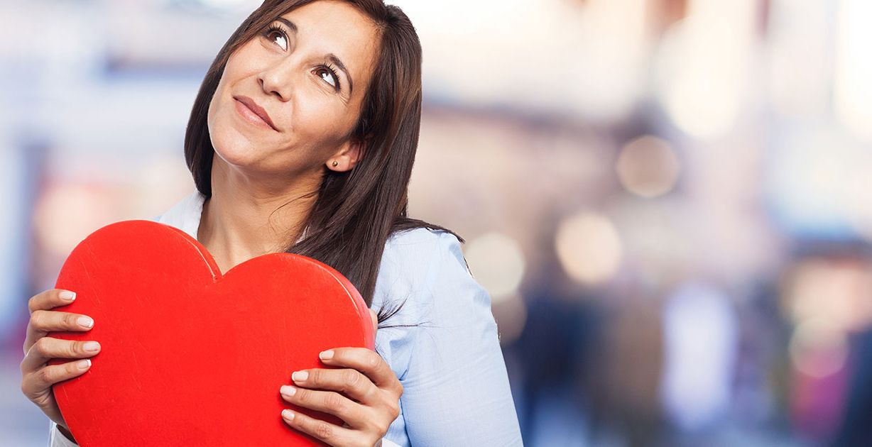 ما هي أشهر علامات حب المرأة للرجل في صمت؟