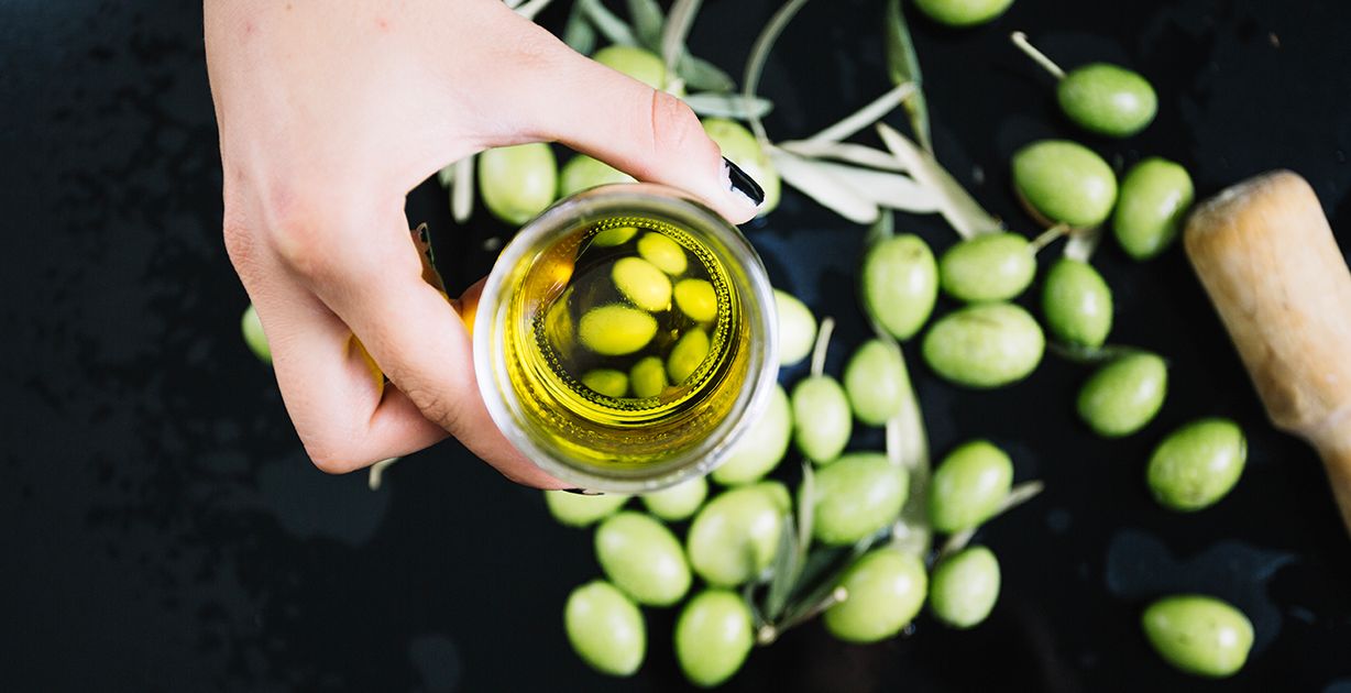 ما هي فوائد زيت الزيتون على الريق؟