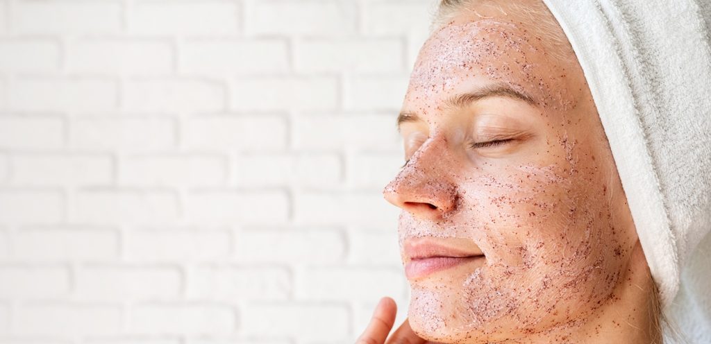 لا تترددي من القيام بتقشير وجهك أسبوعياً لكي تحافظي على شباب بشرتك!