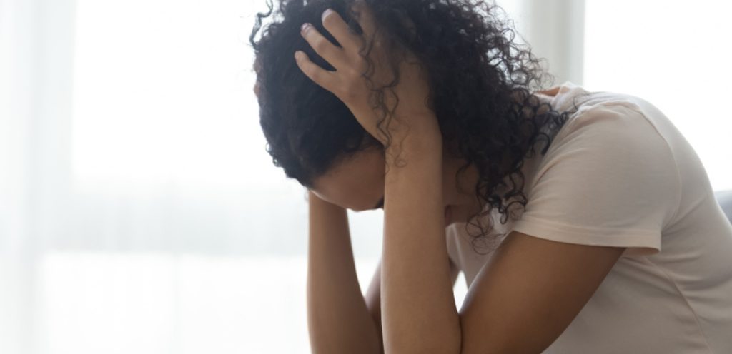 علامات تدل على أن علاقتكِ العاطفية مستمرة لشعوركِ بالذنب وليس الحب