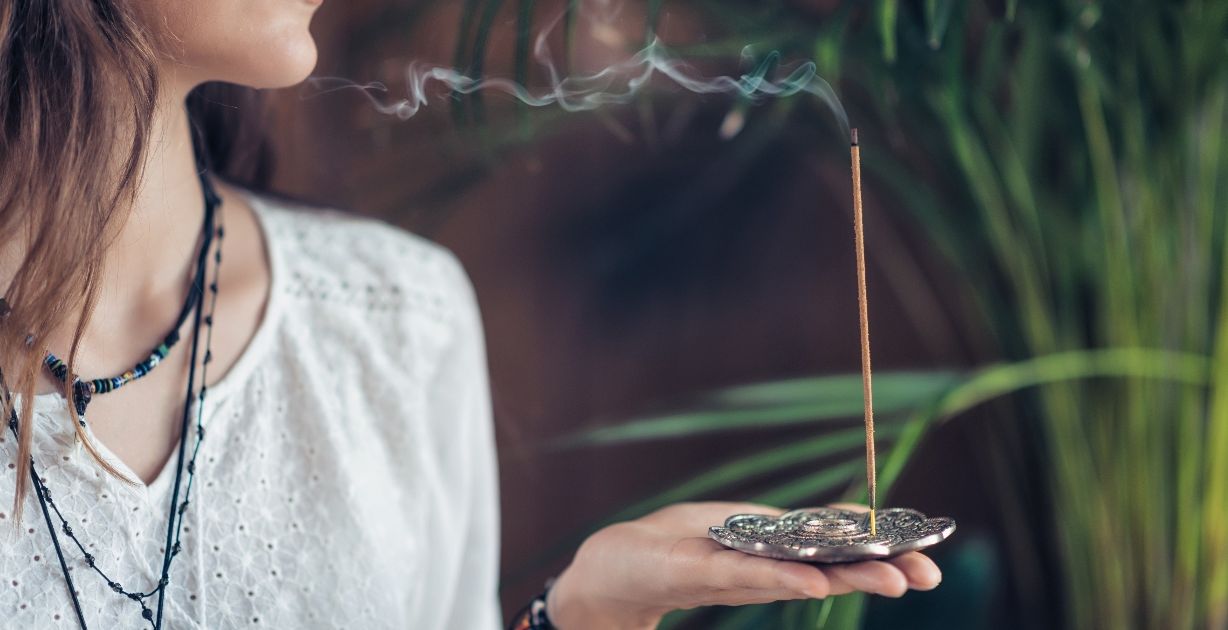 إعطاء البخور في المنام