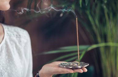 إعطاء البخور في المنام