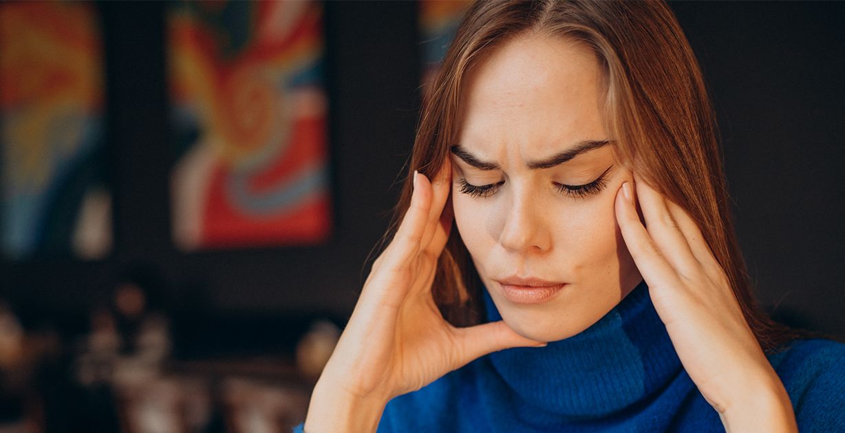 ما سبب الصداع المستمر مع ألم في العين؟