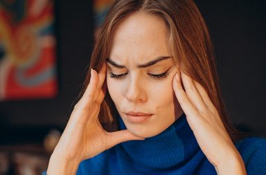 ما سبب الصداع المستمر مع ألم في العين؟