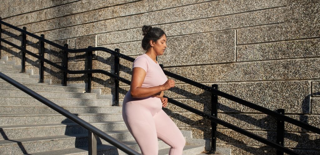 حيل موضة لإخفاء دهون البطن لتبدو إطلالتك متناسقة