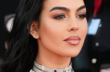 أبرز حقائب جورجينا رودريغز التي تناسبت مع إطلالاتها