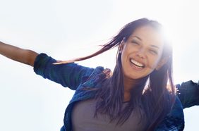 ابتسامة مشرقة وجميلة