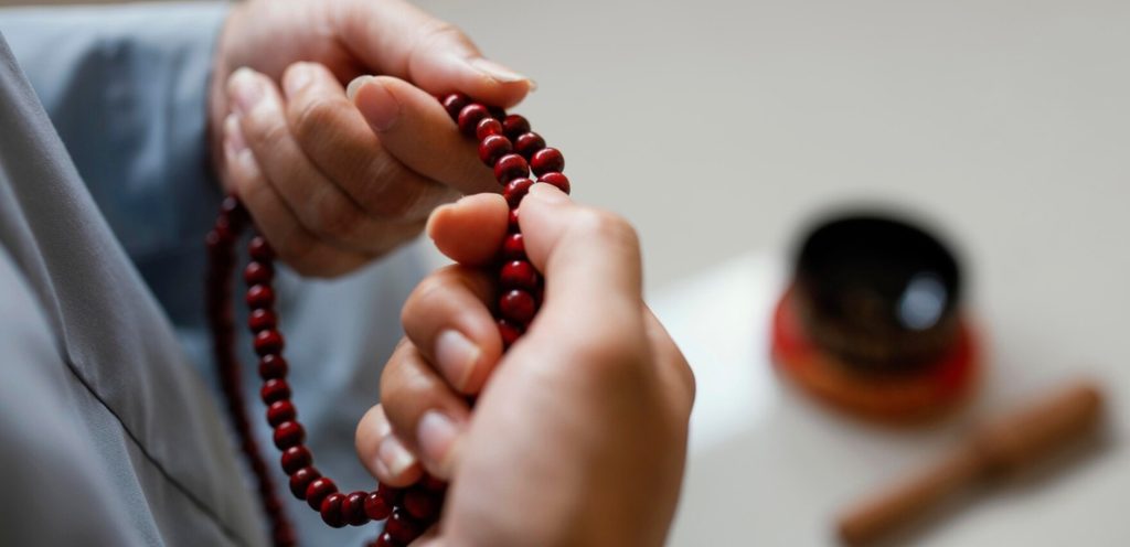 إمرأة تطلب الدعاء