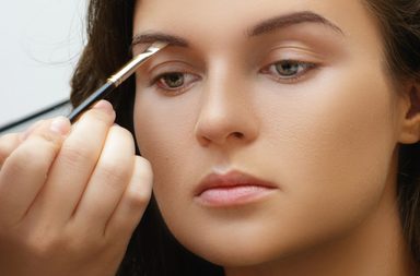 رموش طويلة وحواجب كثيفة