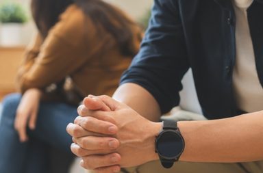 سلوكيات دليل على أن المرأة لا تشعر بالرضا في علاقتها مع الشريك