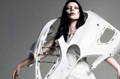 ليدي جاجا Lady Gaga فستان مصنوع من قطع السيارات