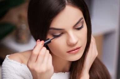 مكياج ناعم ومشرق لبنات الـ20… لوك عملي يناسب كل يوم