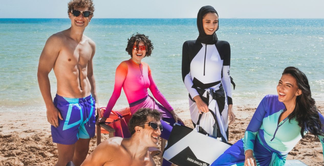 لقاء ياسمينة مع المصممة هادية غالب بعد عرض مجموعة ملابس السباحة في جدة