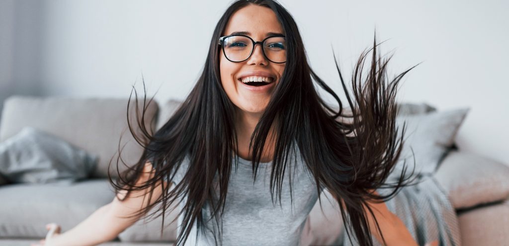 ادخلي الحناء في العناية بالشعر نظرًا لفوائدها المحتملة للشعر