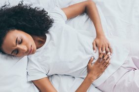 رؤية دم الحيض على الملابس في المنام للمتزوجة