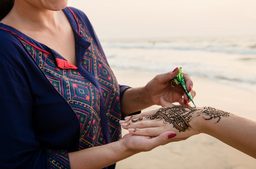 تفسير حلم الحناء للمتزوجة: هل من بشارة خير وراء هذا المنام؟