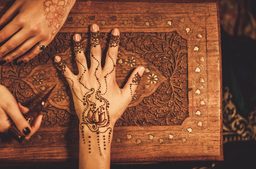 تعرفي على أجمل عبارات ليلة حناء العروس