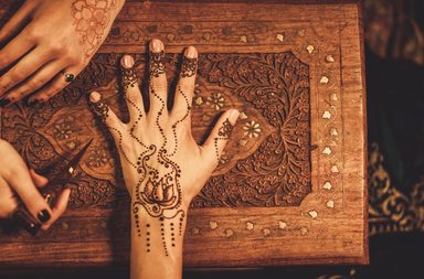 تعرفي على أجمل عبارات ليلة حناء العروس