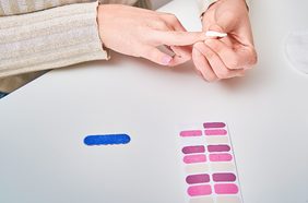 حكم تركيب الأظافر في المناسبات