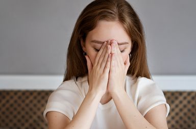 أشهر أضرار البكاء بدون صوت