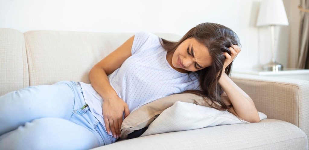 إمرأة تشعر بألم الدورة!