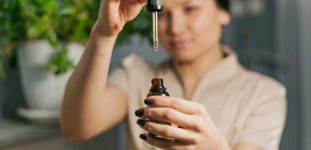 زيت اكليل الجبل للعناية بالبشرة